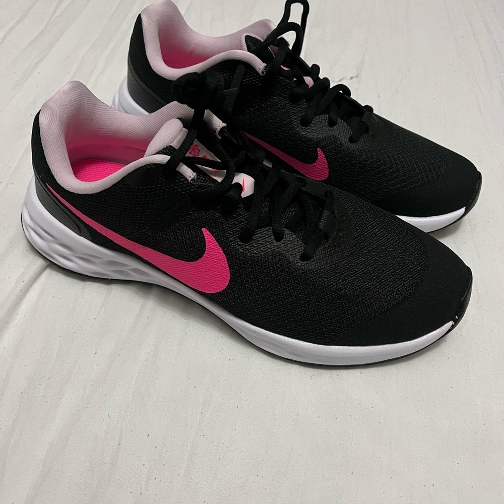 Nike Women's Athletic Shoes in Black and Pink